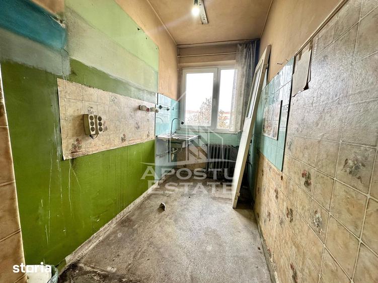 Apartament cu 3 camere semidecomandat în Soarelui
