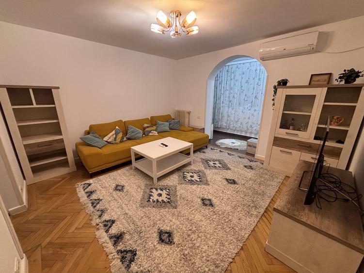 Apartament cu 3 camere semidecomandat în P-ța Muncii