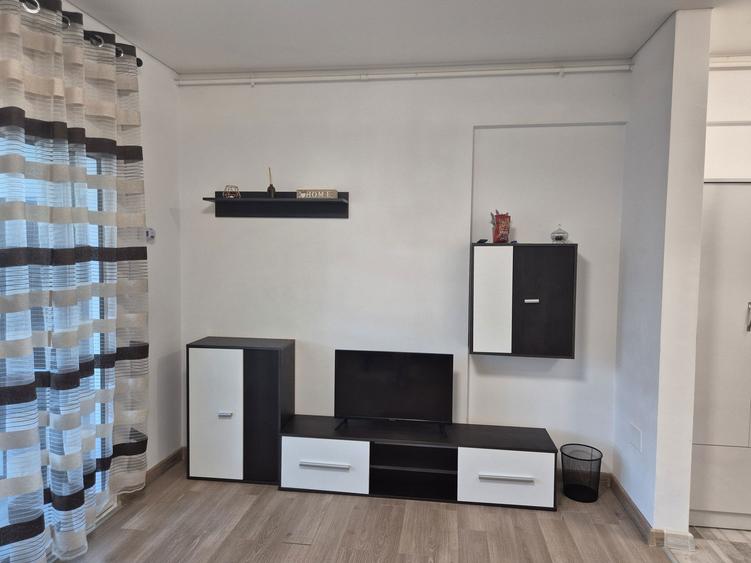 Garsonieră decomandată în Roșu
