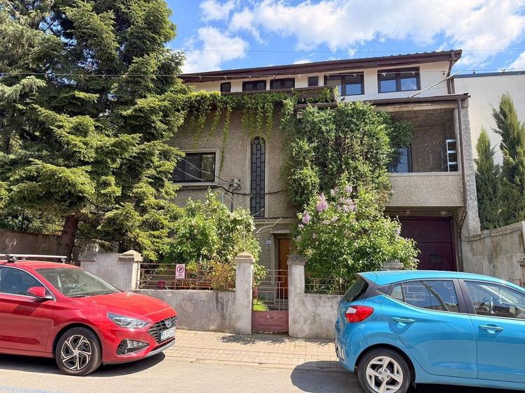 Apartament cu 3 camere decomandat, mobilat în Banu Manta