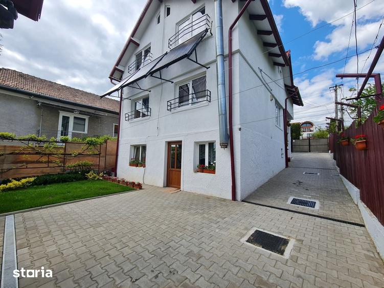 Casă cu 8 camere cu Teren 400 Mp în Dâmbul Rotund