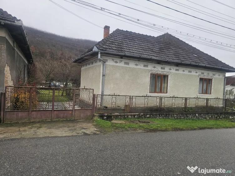 Casă cu 4 camere în Rișculița