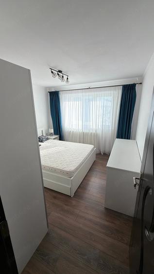 Apartament cu 3 camere semidecomandat în 1 Decembrie