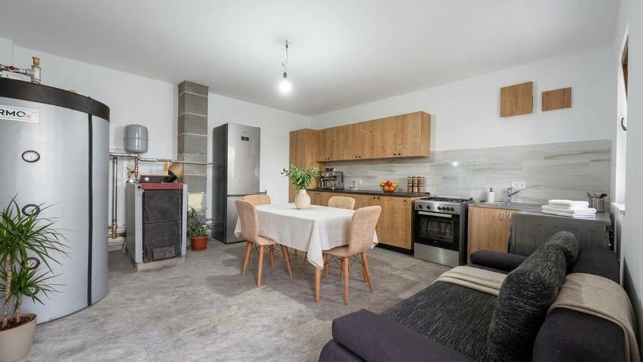 Casă cu 12 camere cu Canalizare în Central