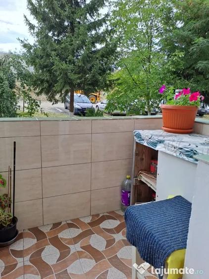 Apartament cu 3 camere semidecomandat în Micro 15