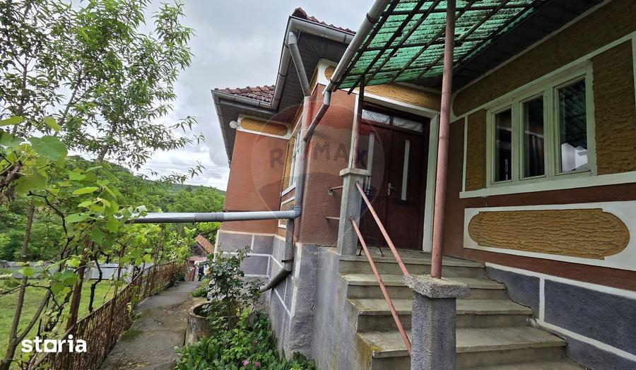 Casă cu 3 camere semidecomandat cu Teren 2200 Mp în Gornești