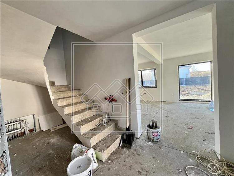 Duplex cu 5 camere cu Teren 420 Mp în Șelimbăr