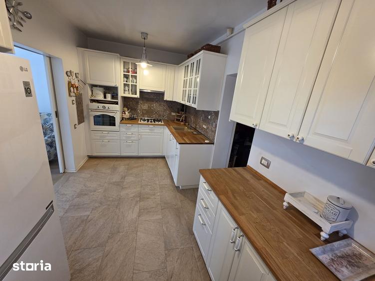 Casă cu 5 camere cu Teren 240 Mp în Tei