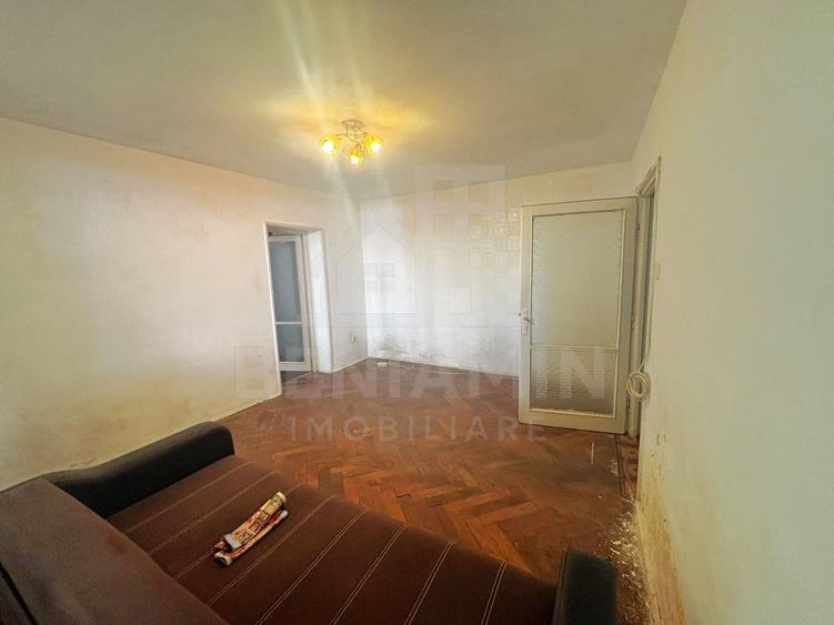 Apartament cu 3 camere semidecomandat în Tractorul