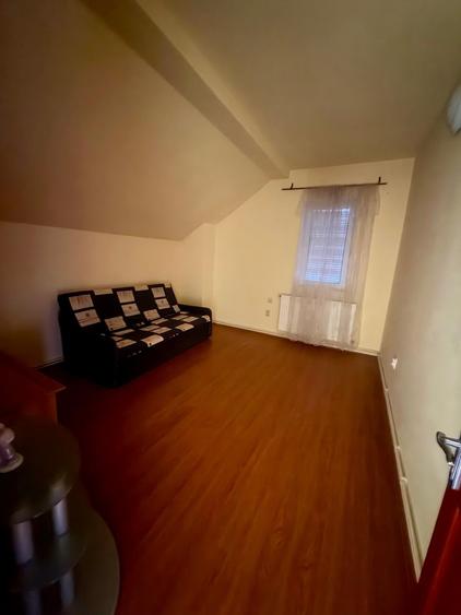 Casă individuală cu 8 camere cu Teren 484 Mp în Cetate