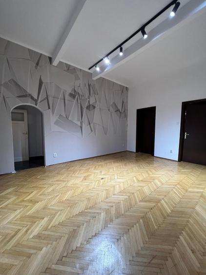 Apartament cu 4 camere decomandat în Primăverii