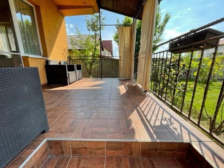 Casă individuală cu 7 camere cu Canalizare în Dumbrăvița