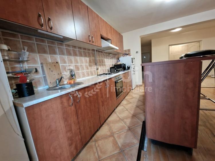 Apartament cu 3 camere semidecomandat, mobilat în Bună Ziua