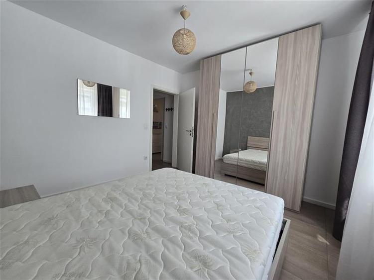 Apartament cu 2 camere decomandat, mobilat în Tractorul