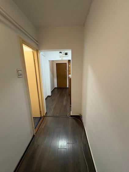 Apartament cu 3 camere decomandat în Cornișa