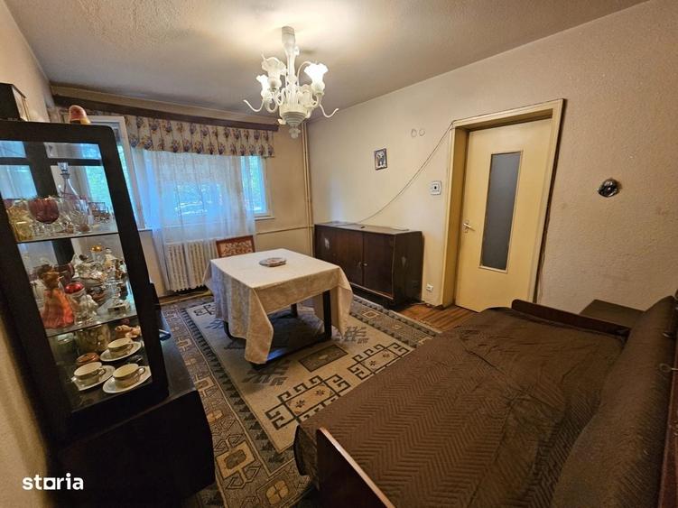 Apartament cu 3 camere semidecomandat în Giulești
