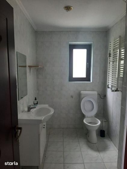 Apartament cu 5 camere decomandat în Romană