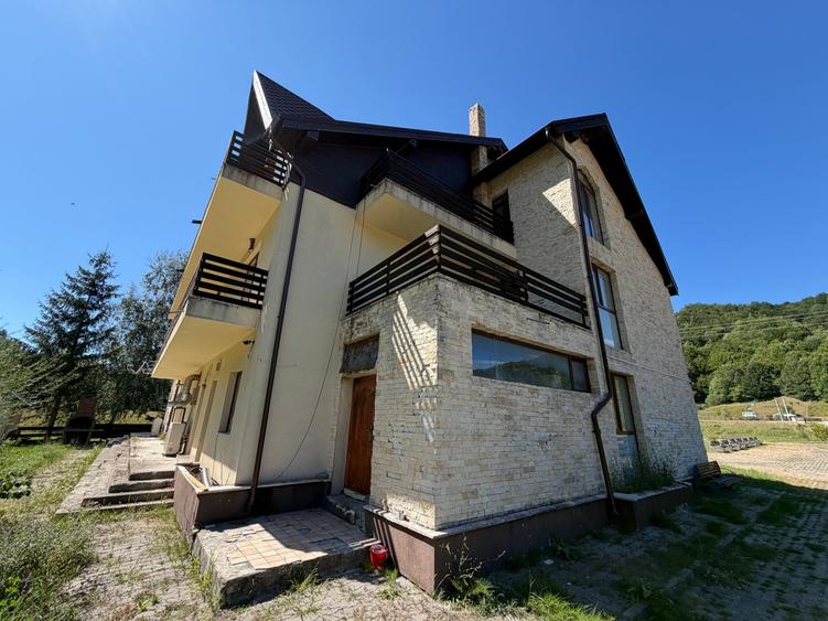 Casă cu 12 camere cu Teren 3295 Mp în Lepșa
