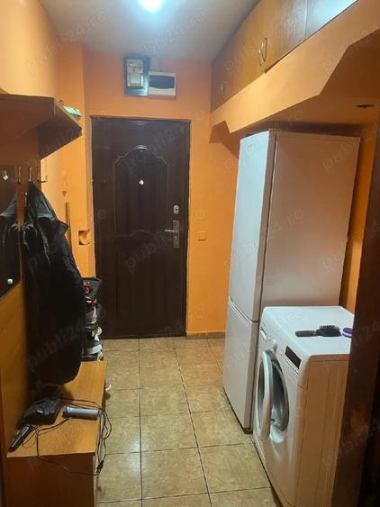 Apartament cu 2 camere semidecomandat în Craiovița Nouă
