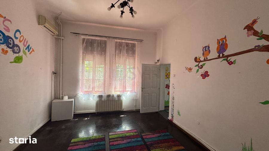 Casă cu 9 camere cu Teren 800 Mp în Vitan