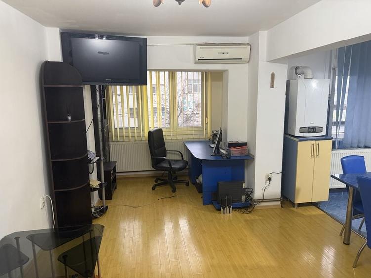 Apartament cu 3 camere decomandat în Exterior Vest