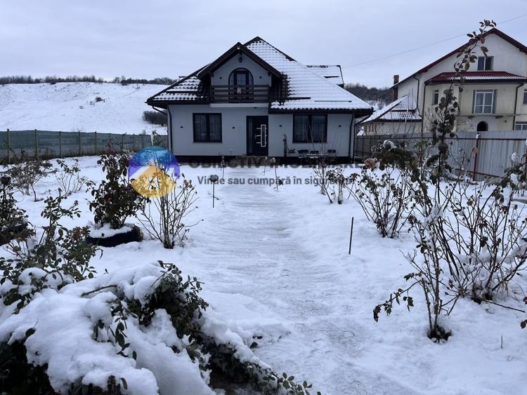 Casă individuală cu 5 camere cu Canalizare în Girov