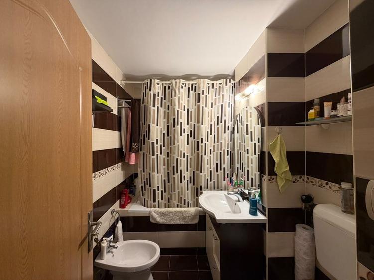 Apartament cu 3 camere decomandat, mobilat în Lipovei