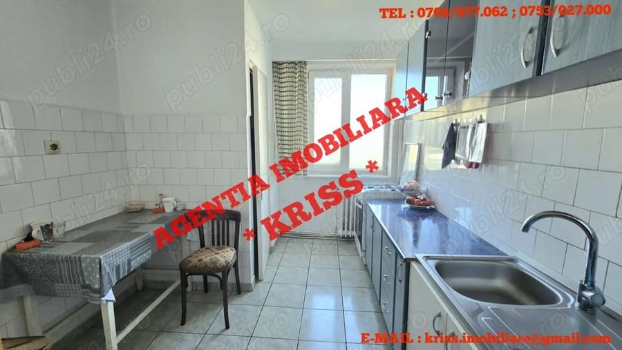 Apartament cu 4 camere decomandat în Teilor