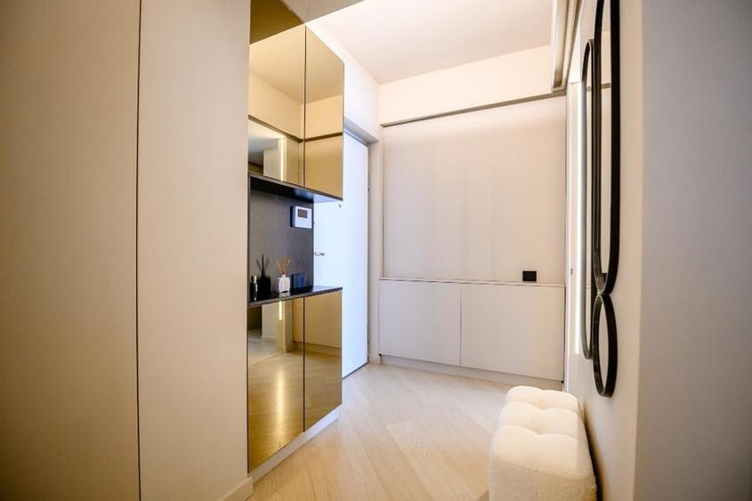 Apartament cu 3 camere semidecomandat, mobilat în Pipera