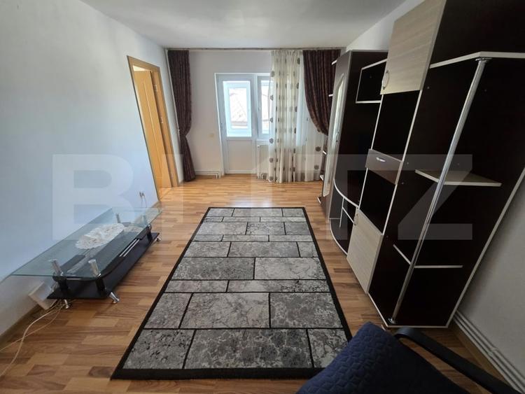 Apartament cu 3 camere semidecomandat, mobilat în Central