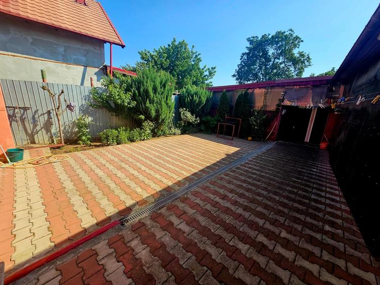 Casă individuală cu 9 camere cu Garaj în Strejnicu