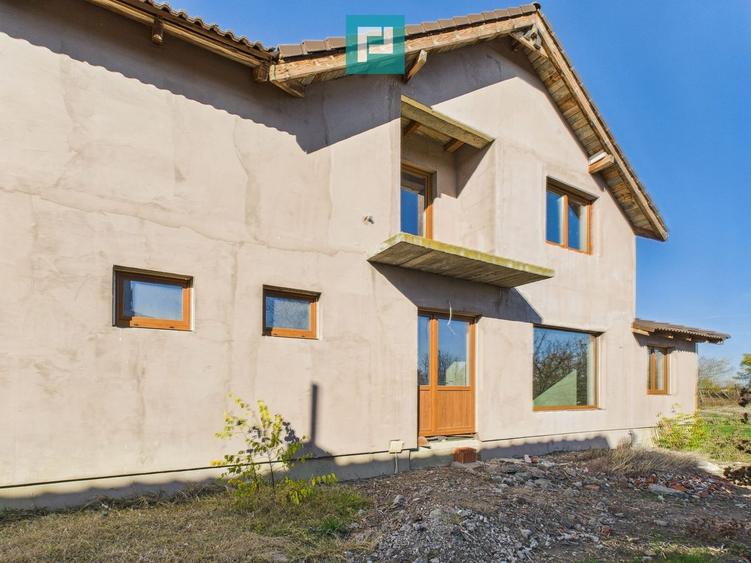 Casă individuală cu 6 camere cu Canalizare în Nădab