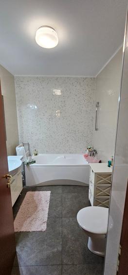 Apartament cu 4 camere semidecomandat în Barbu Văcărescu