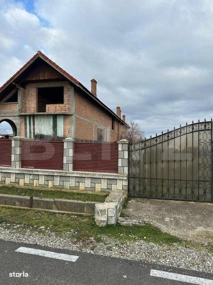 Casă cu 4 camere în Perșinari