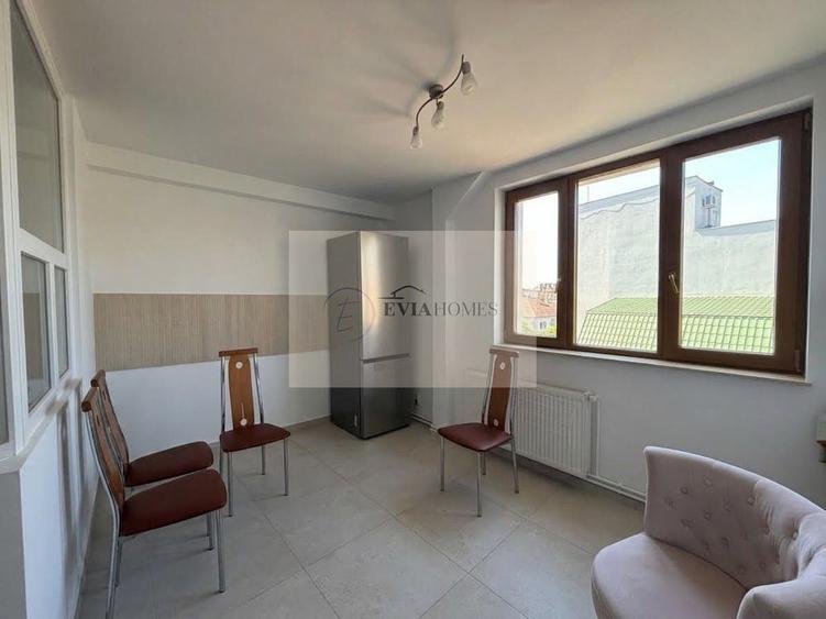 Apartament cu 3 camere semidecomandat, mobilat în Andrei Mureșanu