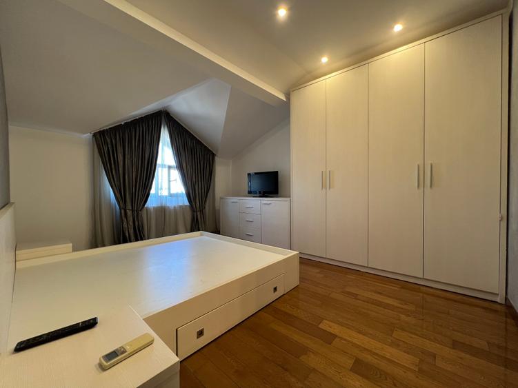 Apartament cu 3 camere semidecomandat în Rahova
