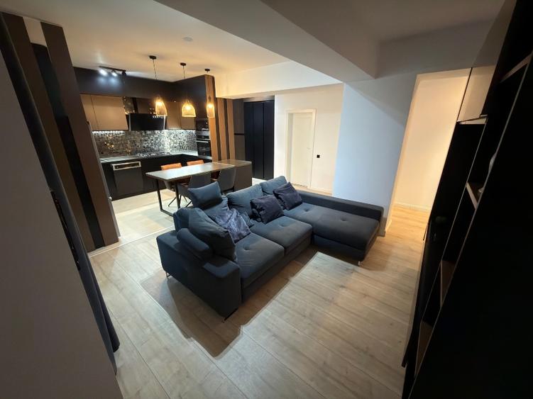 Apartament cu 3 camere decomandat, mobilat în Băneasa