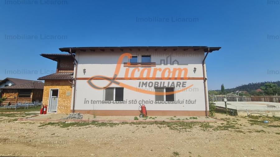 Casă individuală cu 8 camere decomandat cu Canalizare în Cristian