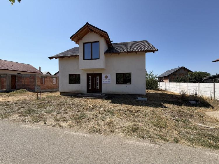 Casă individuală cu 6 camere cu Canalizare în Sud