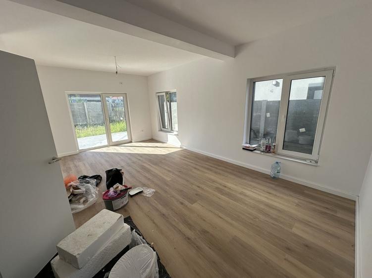 Duplex cu 5 camere cu Canalizare în Nord