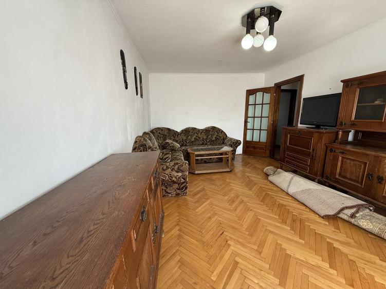 Apartament cu 3 camere decomandat, mobilat în Lipovei