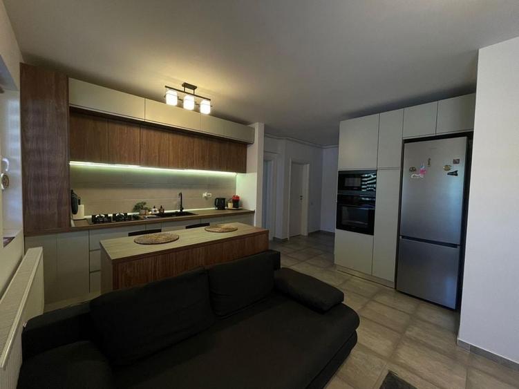 Apartament cu 3 camere semidecomandat în Fundeni