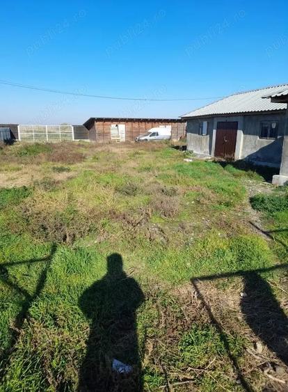 Casă cu 8 camere cu Teren 180000 Mp în Pietroiu