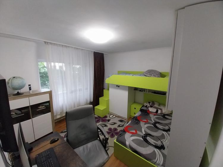 Apartament cu 3 camere decomandat în Nicolina