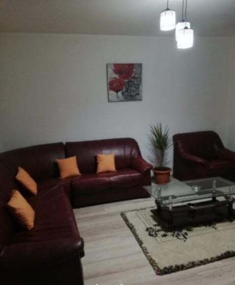 Apartament cu 3 camere decomandat în Piața Centrală