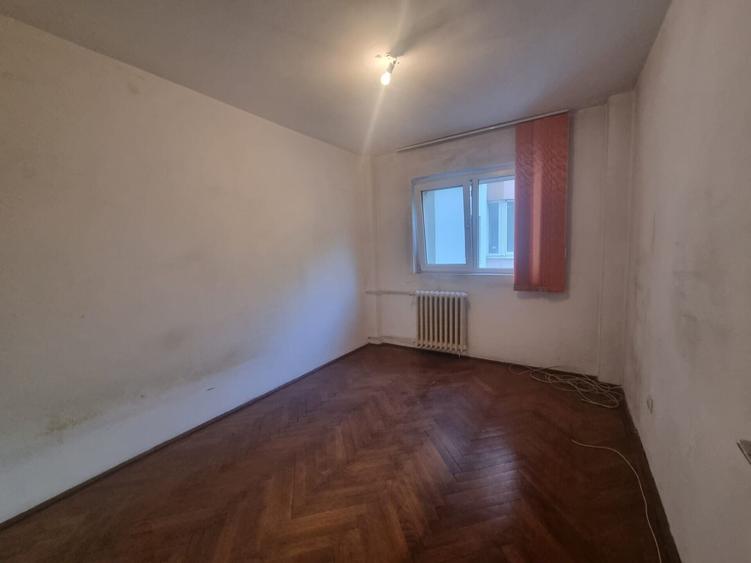 Apartament cu 4 camere semidecomandat în Moșilor