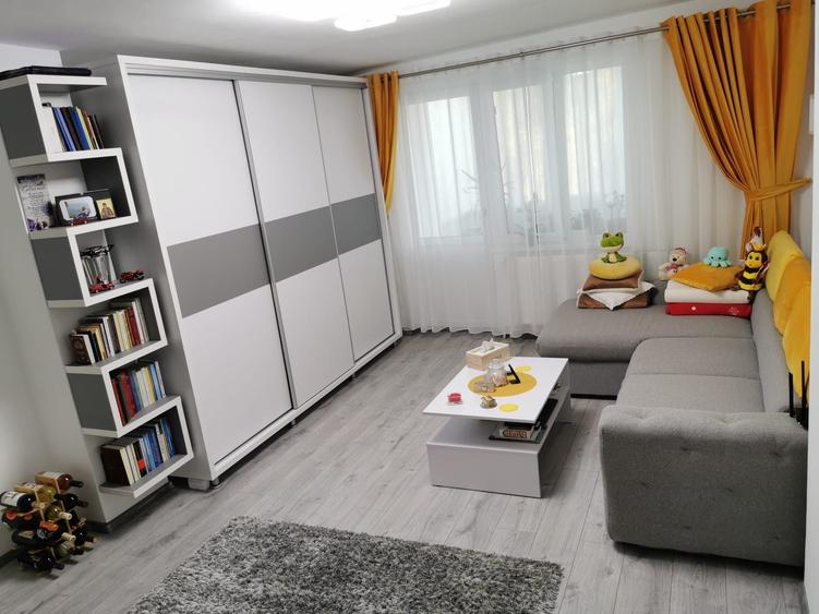 Apartament cu 3 camere semidecomandat în Central