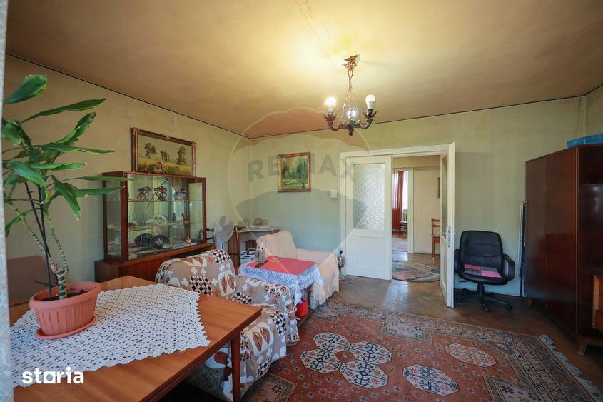 Apartament cu 4 camere decomandat în Decebal