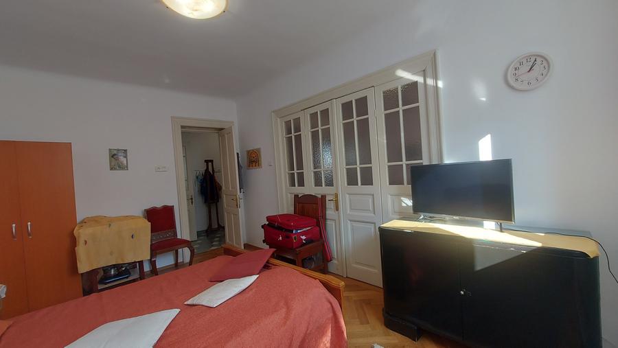 Apartament cu 5 camere decomandat în P-ța Unirii