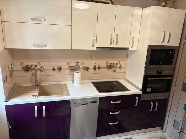 Apartament cu 3 camere semidecomandat în Podu Roș